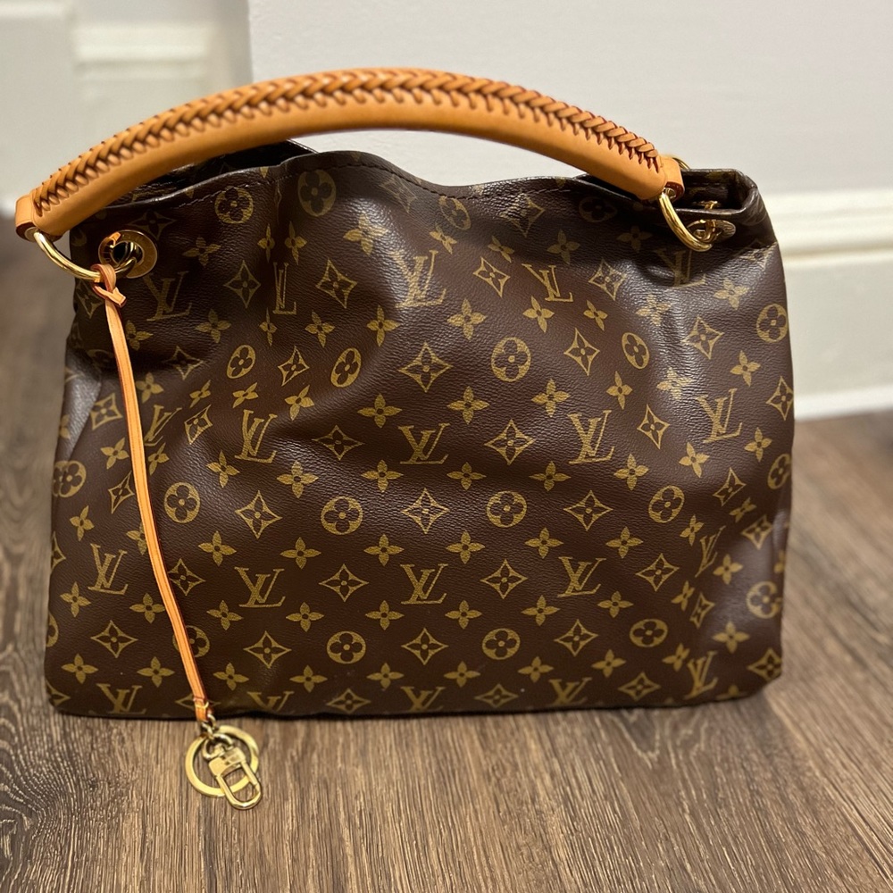 Louis Vuitton Artsy MM bag
